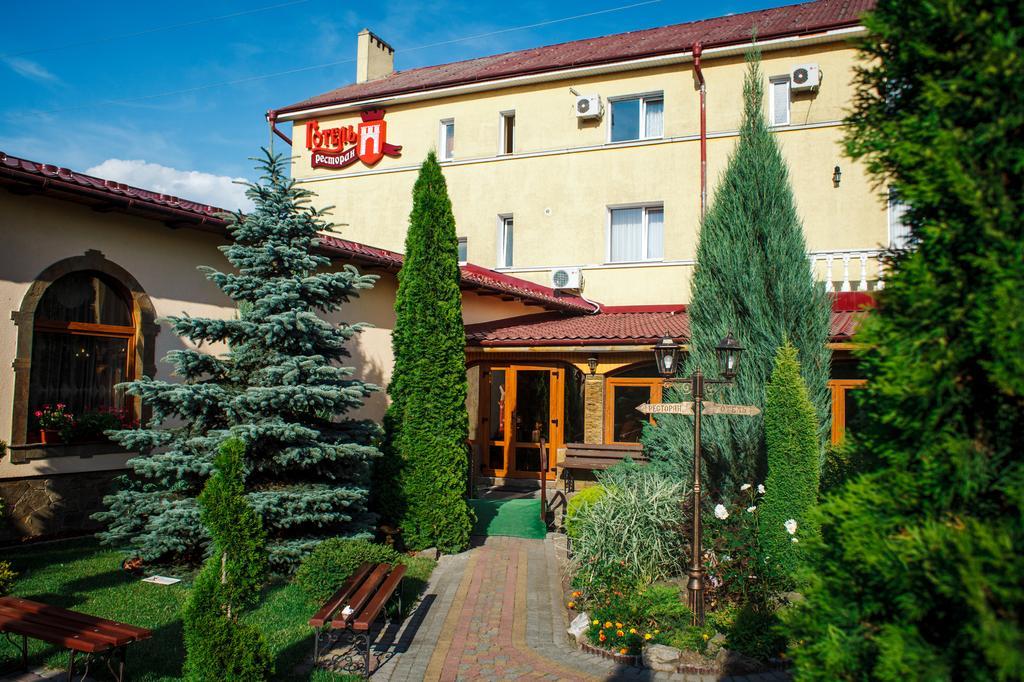 Stanislavskiy Dvir Hotel Ivano-Frankivsk Exterior foto